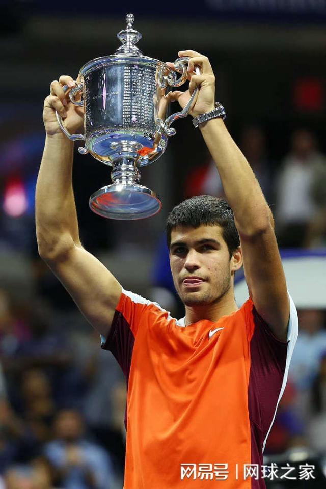 中场球员同 中场球员同