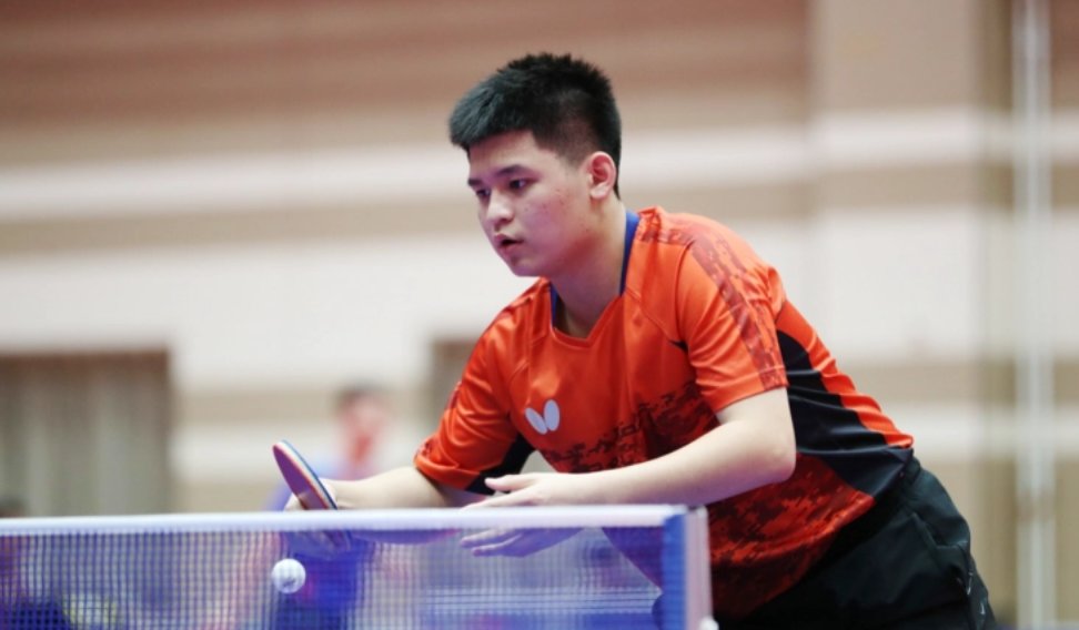 她首次以短 她首次以短