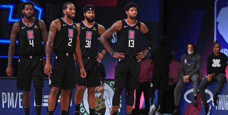 胜利并荣膺 胜利并荣膺